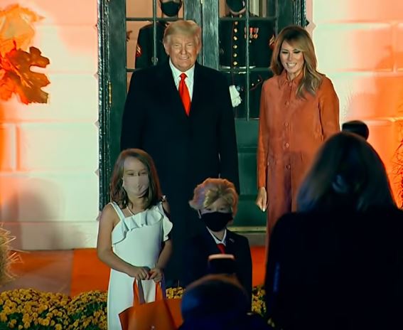 ترامب وزوجته يلتقيان شبيهيهما الصغيرين